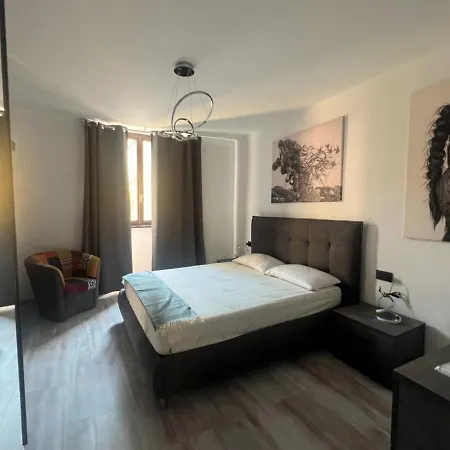 In Central Square With Lake View レンノ