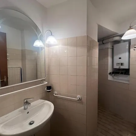 In Central Square With Lake View レンノ